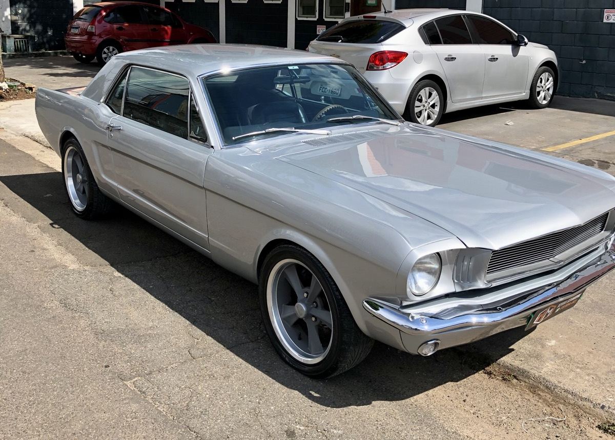 Mustang prata com pintura finalizada em frente à MM Car