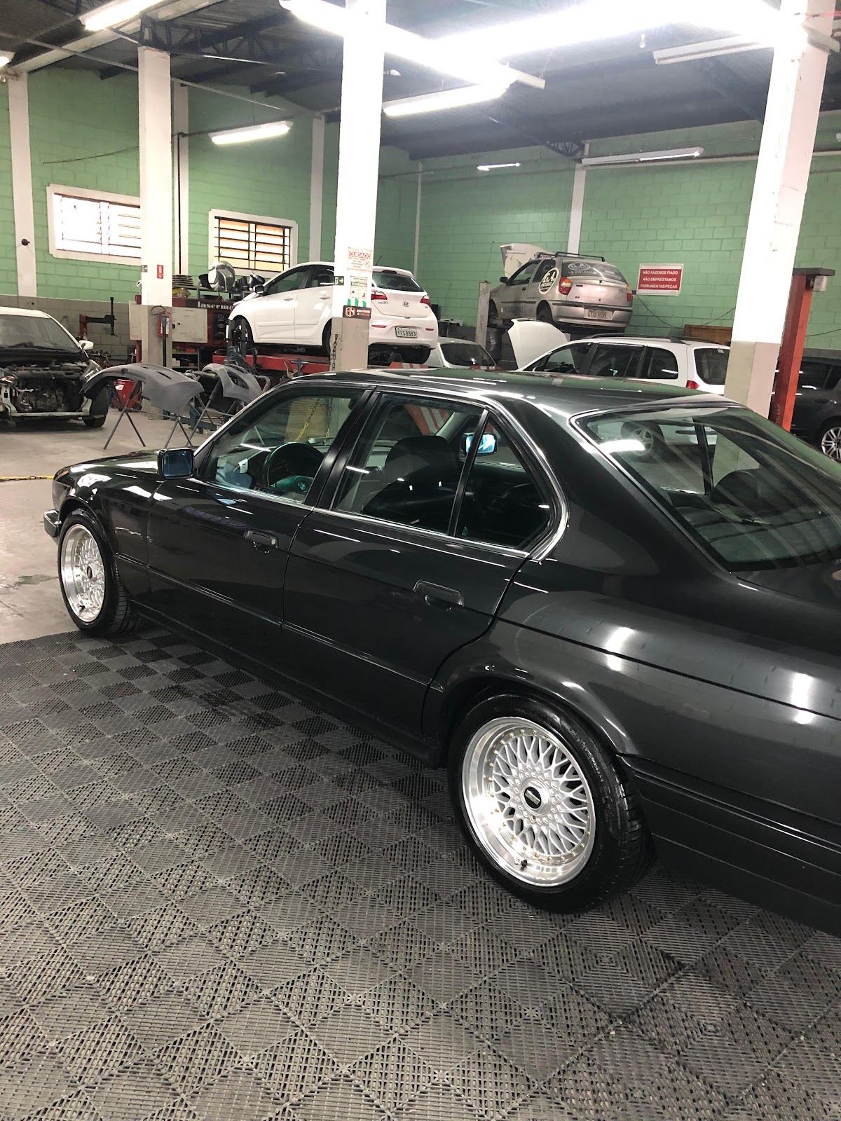BMW preta com lataria recuperada